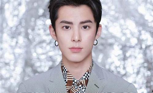 王鹤棣吃哈密瓜视频,王鹤棣甜蜜演绎哈密瓜美食秀