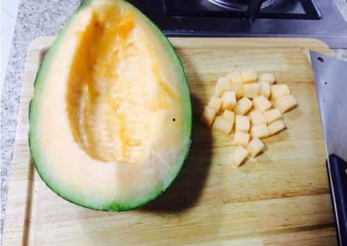 孙子吃哈密瓜视频,甜蜜滋味尽收眼底