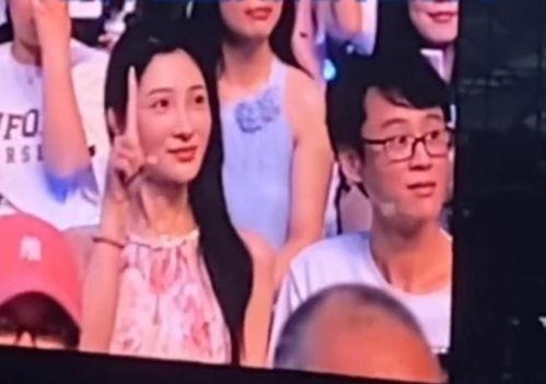 女生表演吃瓜视频在线观看,在线观看女生吃瓜视频，笑料连连