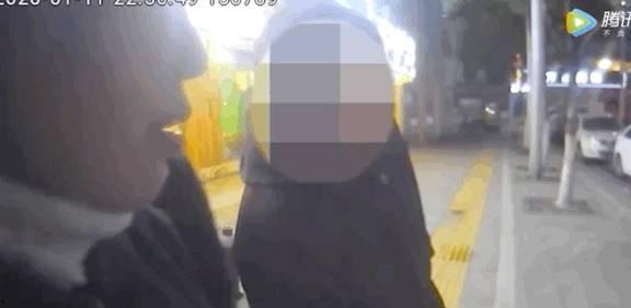 带你吃瓜搞笑警察视频,笑料百出！带你领略搞笑警察吃瓜现场