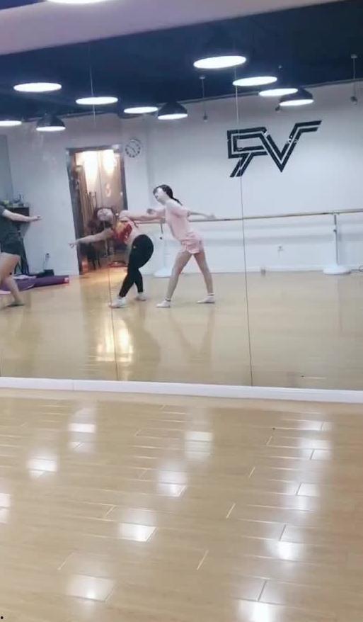 吃瓜女生舞蹈视频,揭秘吃瓜女生舞蹈视频的火热魅力